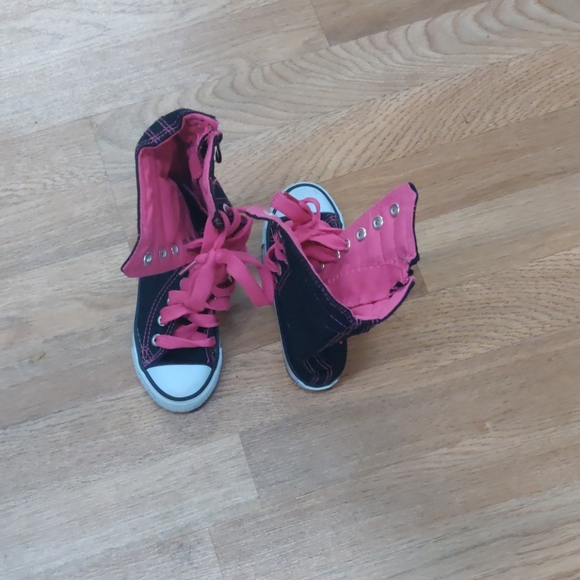 Cute little girls tie ups - Picture 4 of 4